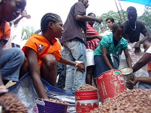 Volunteer distriubute dry rations